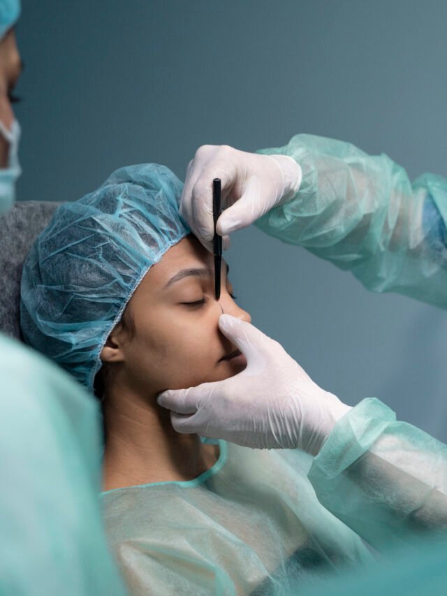 medico-de-vista-lateral-verificando-o-paciente-antes-da-rinoplastia