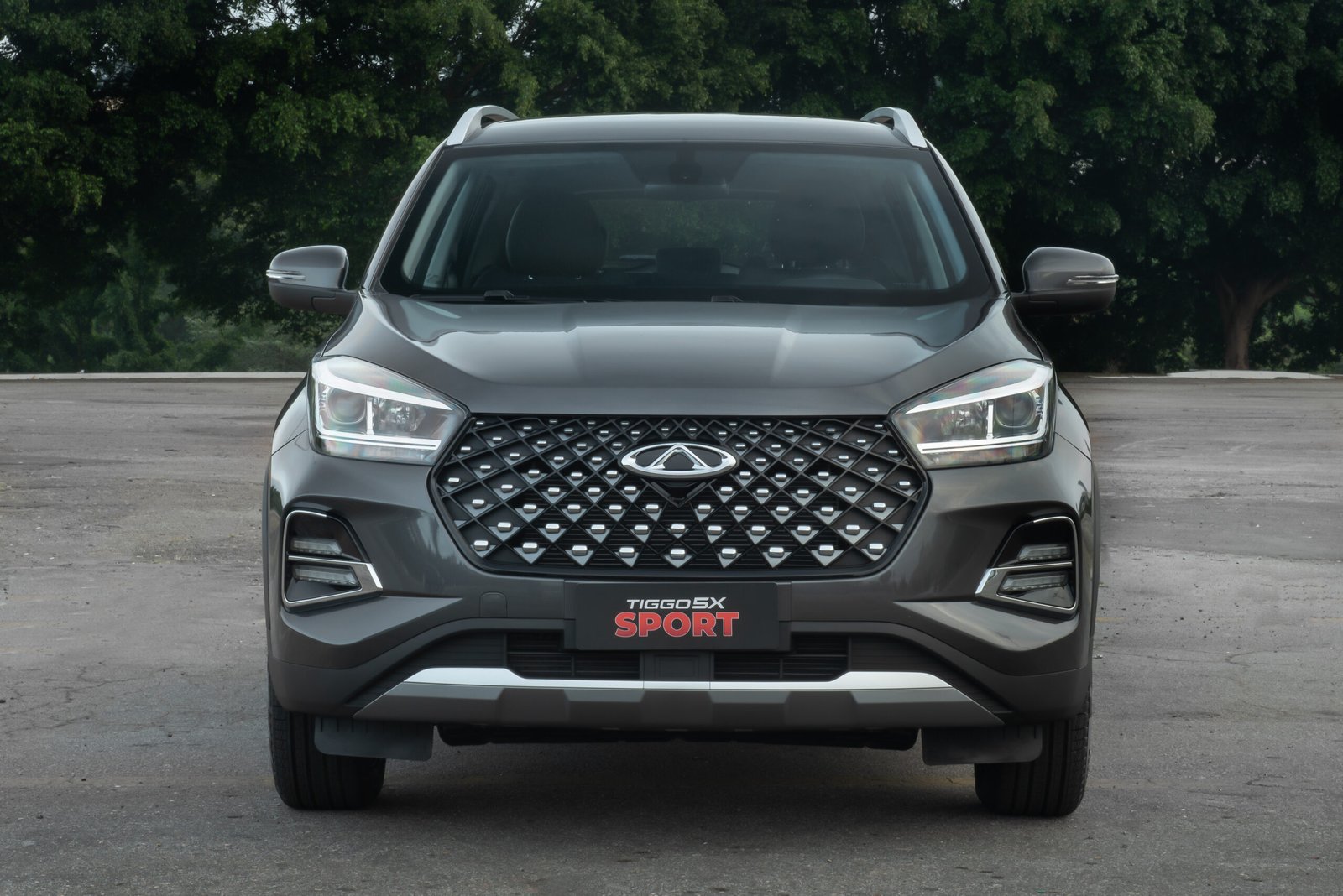 Carro CAOA Chery cinza visto de frente, mostrando a grade frontal e faróis do modelo 2026