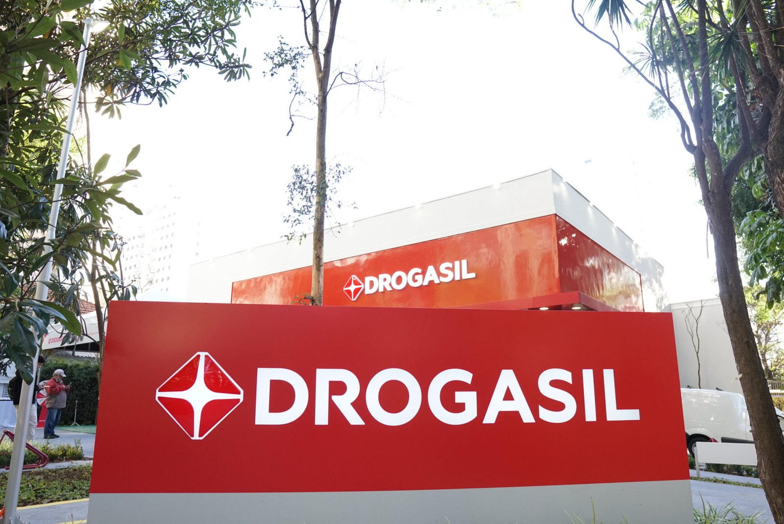 Drogasil Inaugura Loja 2.000 e RD Saúde Atinge 50 Milhões de Clientes
