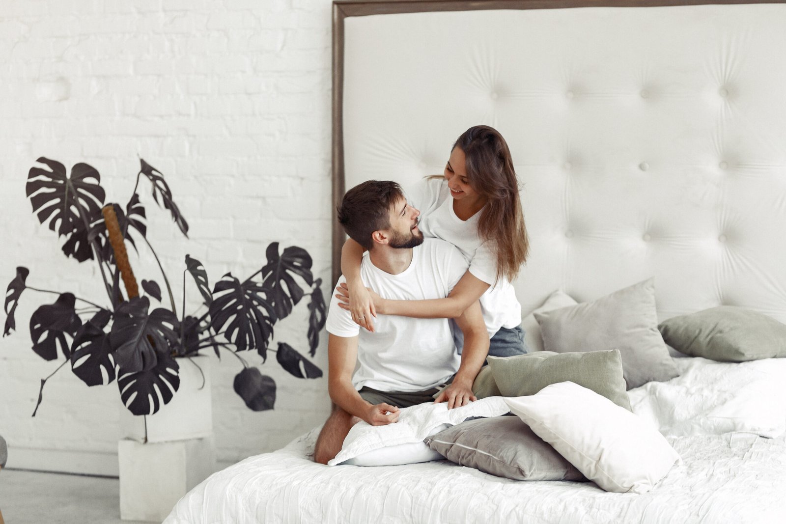 Como organizar o quarto do casal e ganhar espaço sem reforma