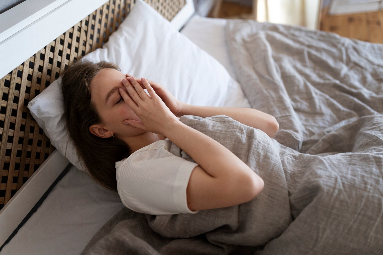 Noites em claro e garganta seca: por que o ar do seu quarto está roubando sua saúde?