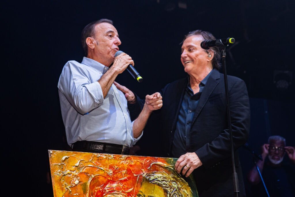 Fábio Jr. e Henrique Prata no palco do show beneficente em Barretos