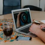 Profissional planejando conteúdo para publicar artigo patrocinado em portal de notícias