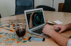 Profissional planejando conteúdo para publicar artigo patrocinado em portal de notícias