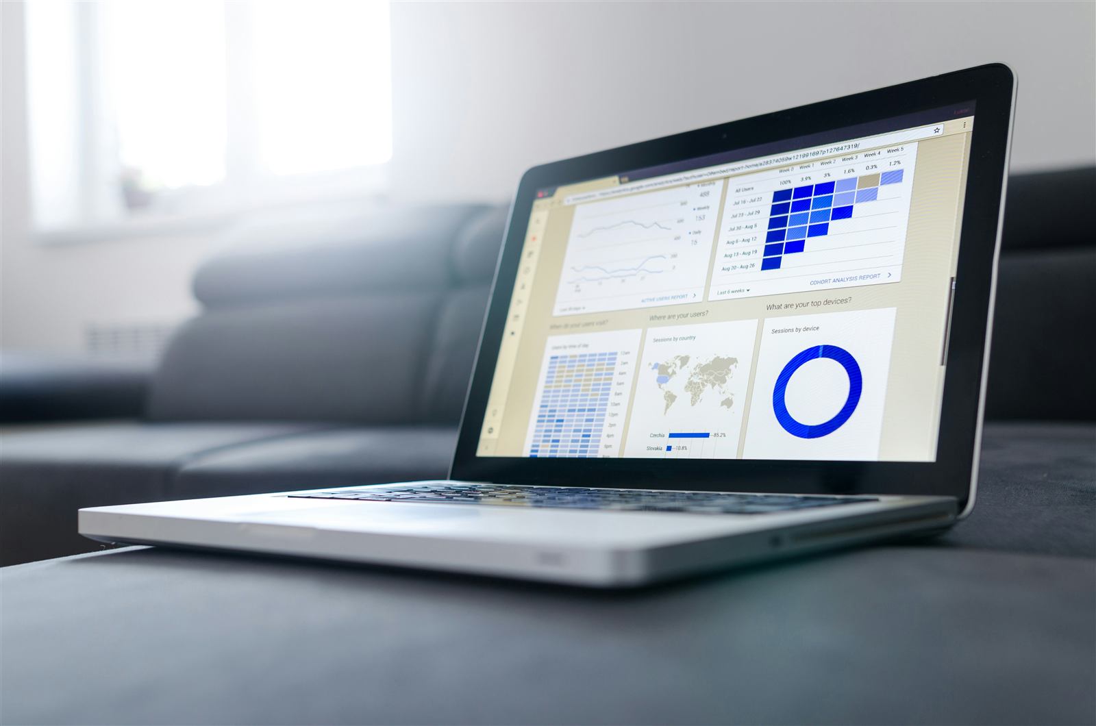 Profissional analisando gráficos de marketing digital em notebook para anunciar em portal de notícias