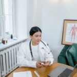 Profissional de saude emite atestado medico digital em computador durante teleconsulta