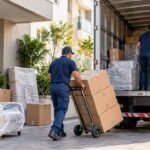 Mudança residencial com móveis protegidos sendo carregados para um caminhão